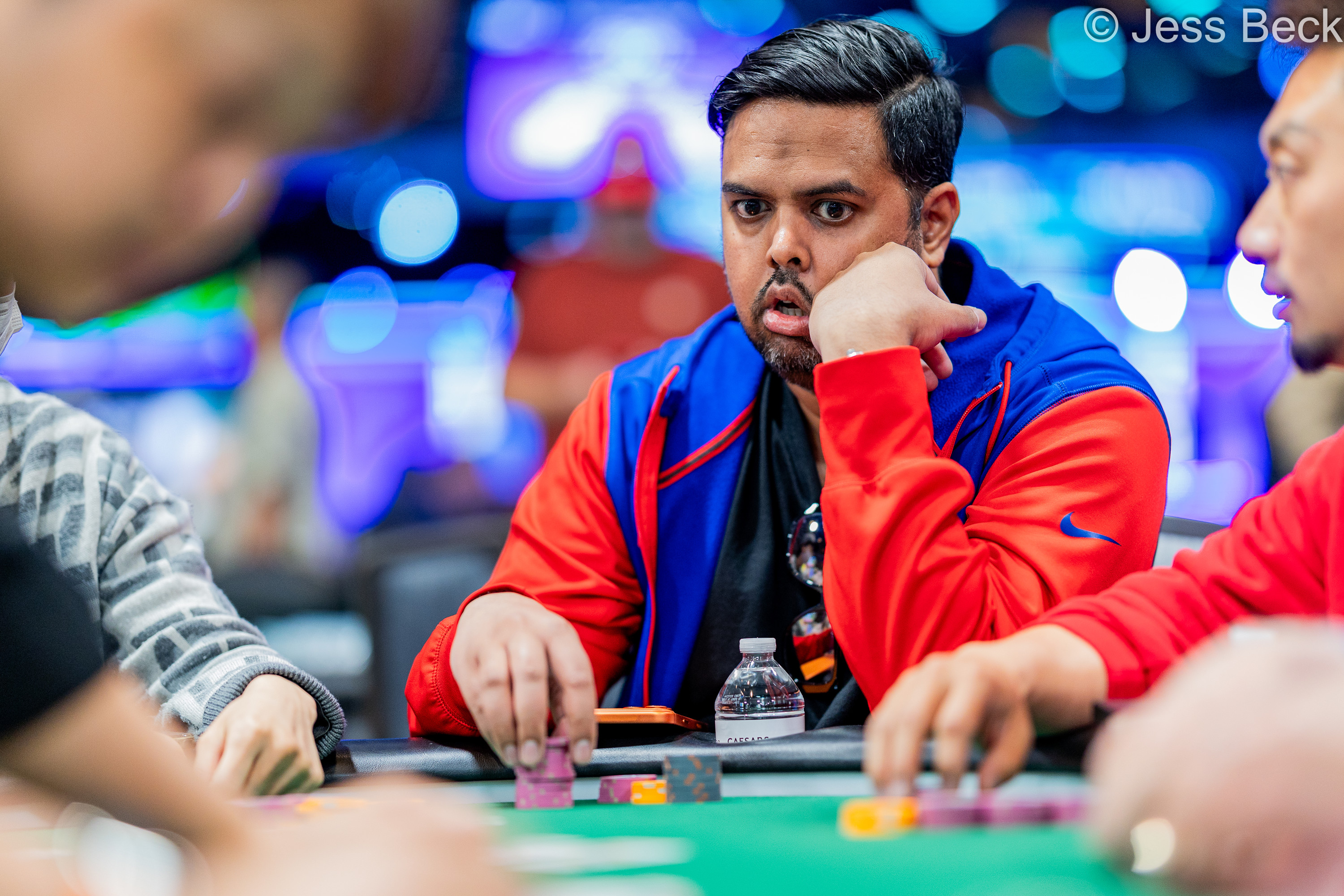 WSOP 主赛事泡沫期上演“清一色”VS“葫芦”的世纪对决 - 问鼎娱乐