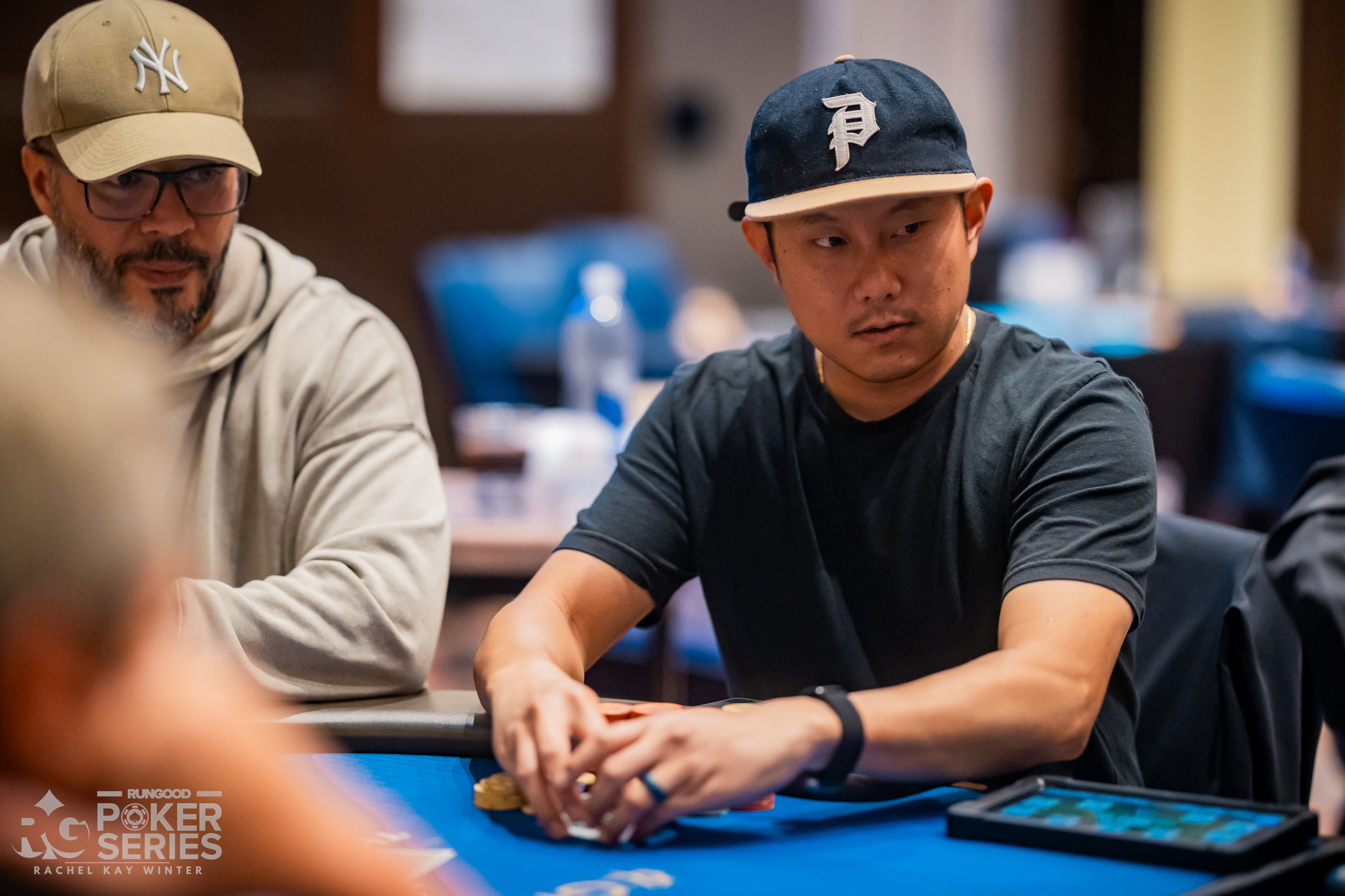 Xiong Thao 在 $400 PokerNews Cup 首日强势领跑，单日筹码占比近三成 - 问鼎娱乐app